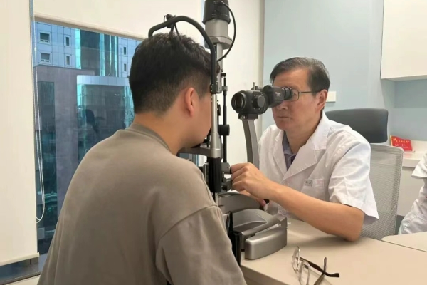 醫(yī)德醫(yī)風(fēng) | 愛爾眼科李拓：懷仁心步履不停，用人文溫度點亮每一分光明希望