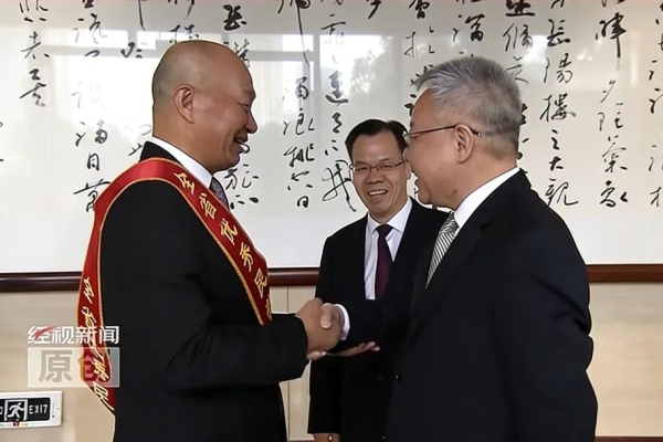 湖南“新春第一會(huì)”召開，授予愛爾眼科董事長陳邦等100人“新湖南貢獻(xiàn)獎(jiǎng)全省優(yōu)秀民營企業(yè)家”稱號(hào)